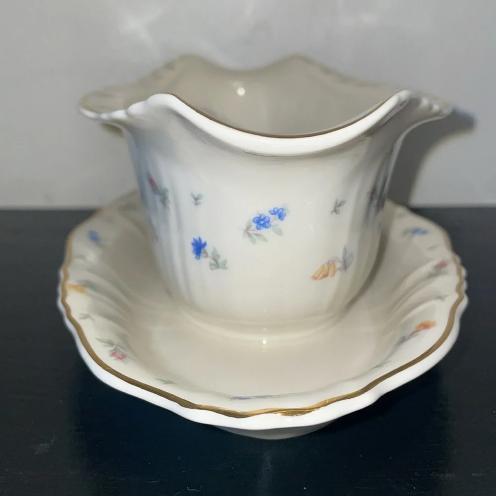 Syracuse China Suzanne gravy boat w an attached underplate. Vintage. 40’s-70’s‎